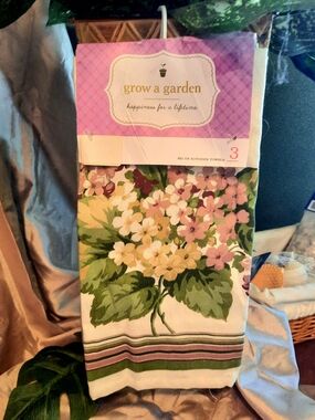 🌸🌷Beautiful Floral Kitchen Towel in lovely Lilac, dusty Pink, Green, & Cream